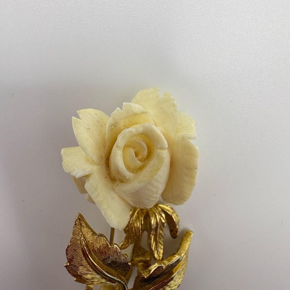 Elegant Gold and Cream Rose Brooch - Picture 2 of 8